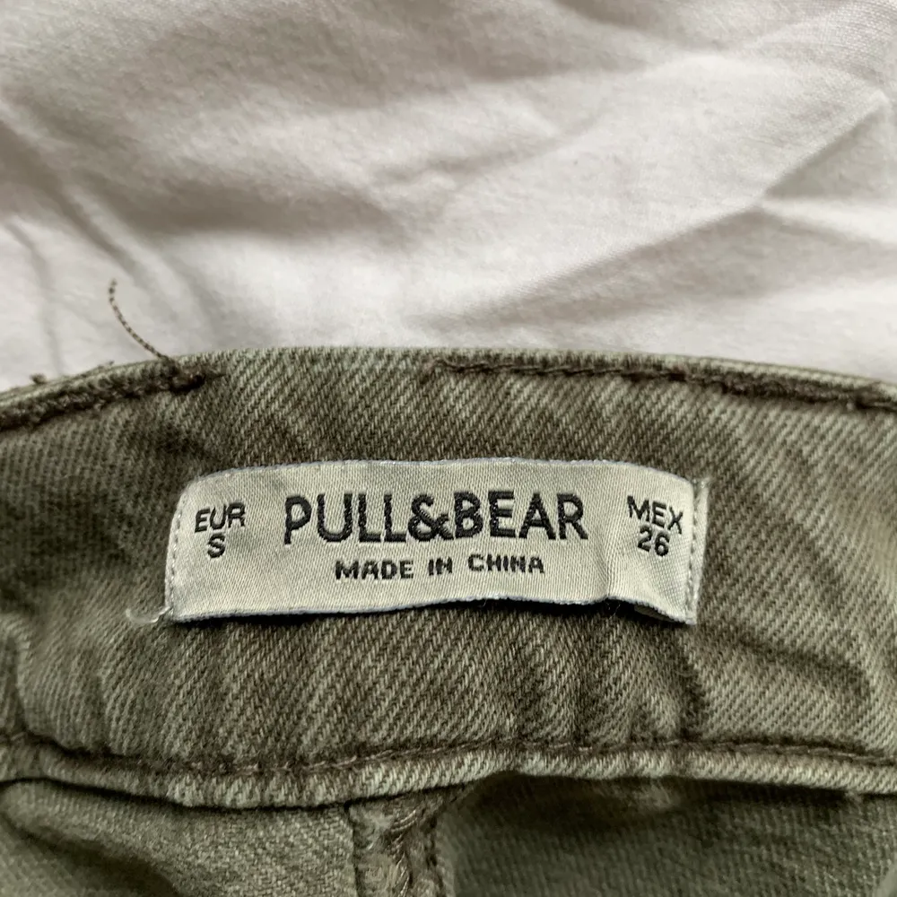 Militärgrön jeans kjol från pull and bear använd fåtalgånger fint skick. Storlek s . Kjolar.