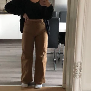 Snygga bruna baggy jeans - Säljs begrund av att dem inte kommer till användning! Endast använda fåtal gånger. Dem är i ett väldigt fint skick och därför ser nästan ut som nya. 🥰 skriv för mer bilder osv