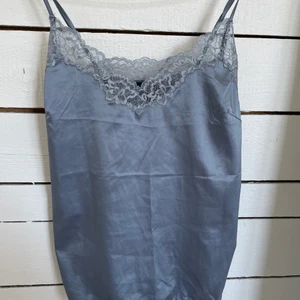 Silk topp - Blå silktop med spetsdetaljer, storlek 36/38, lätt använd!