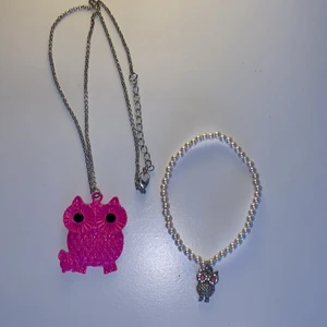 Halsband och armband - Ett ugglehalsband och ugglearmband. Några år gamla men väldigt bra skick!