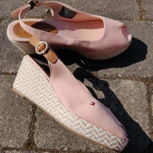 Sommar sandal  - Härlig ljusrosa sommar sandal använda 1 gång 