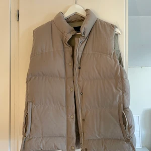 Beige väst  - Snygg beige väst. Köpt här på Plick men fall inte mig smaken 💛