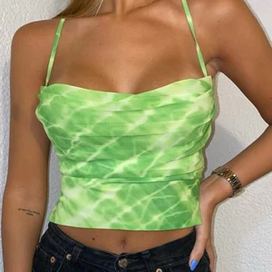 Grönt linne med korsad rygg  - Säljer detta fina och populära linnet eftersom det inte kommer till användning! Har aldrig använt, superfint skick. Väldigt liten i storlek, köpte storlek L men passar mig perfekt som vanligtvis har M. Passar möjligtvis S då man kan justera banden. Köpare står för frakt 🥰 