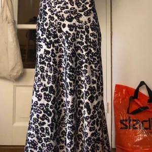 Coolt mönstrad kjol från monki  - Köpte den här kjolen från monki den kostade 80kr på rea . Det är en lång kjol och sitter som s-m . Säljs pågrund av att den inte kommer till anständig .