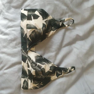 Bikini top - Superfin bikini överdel, triangel-modell. Säljer för köpte två. Använd några gånger förra sommaren, inga märken förutom en lite färgad rand på insidan. Superskön, även för oss med större bröst🥳