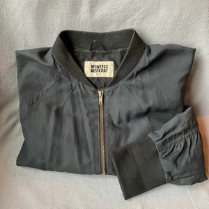 Bomberjacka  - Svart bomberjacka med guldig dragkedja. Använd men i bra skick! Köparen står för frakten ✨