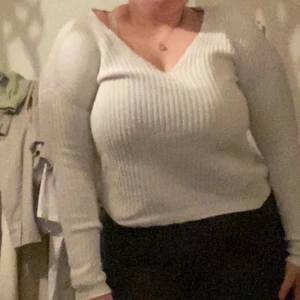 En tröja från NLY trend - En snygg vit tröja från NLY Trend i storlek xs oanvänd.