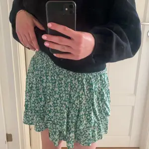 Super söt volang kjol från zalando, sparsamt använd. Budgivning ifall många är intresserade 