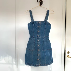 Denim klänning - Fin denimklänning med metallknappar längs hela framsidan. Går nästan ner till knäna. Hör av dig vid intresse!⭐️