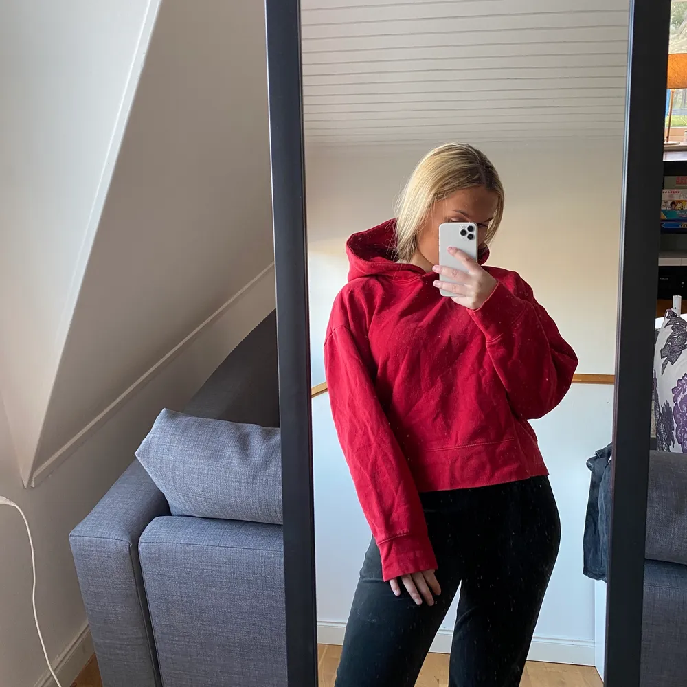 En röd tröja ifrån Zara, storlek XL men skulle mer säga S/M. Hoodies.