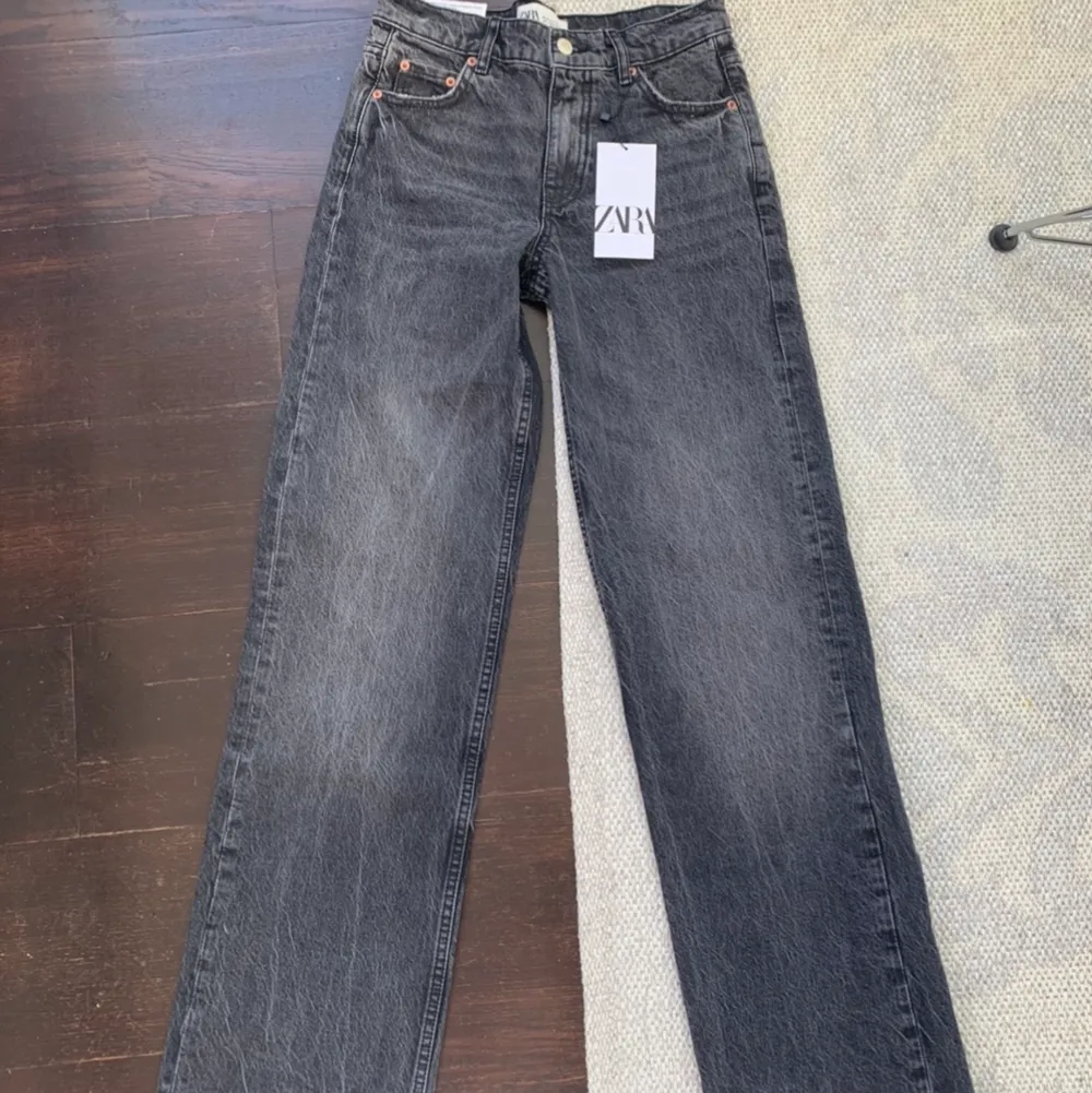Midrise zara jeans (helt slutsålda å nya)💓💓💓långa på mig som är 173 cm men mening att man kan klippa efter egen längd😁😁kan skicka men köparen står för frakt:) HÖGSTA BUD 480 KÖP DIRKET 550. Jeans & Byxor.