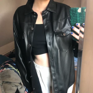 Läderjacka - Superfin läderjacka från Zara!! Köpt förra sommaren och använd fåtal gånger, kommer aldrig till användning. Nypris - 450kr. Budgivning om flera är intresserade💖