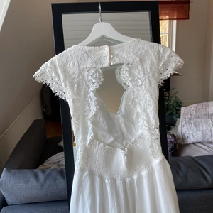 Sommarklänning - Jättefin sommarklänning, till skolavslutning eller student. (På andra bilden ser ni hur den ser ut i ryggen). Köpt ifrån bubbelroom för ungefär 500kr storlek XS