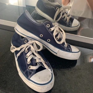 Blåa converse - Ett par marinblå låga converse som inte kommer till användning längre. I använt skick så lågt pris. Går bra att mötas upp i Umeå annars står köparen för frakten❤️ 
