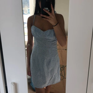 Blå klänning 💙 - Supersöt klänning med smala band man kan knyta själv 😍 Den är oanvänd och i nytt skick, frakten ingår i priset 💙