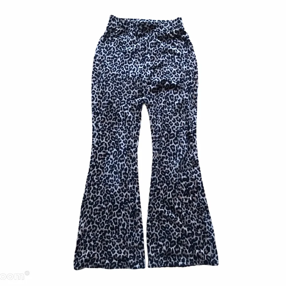 As trendiga leopard byxor! Dem är i ett mjukare material och är sååååå himla sköna. Kom privat för mer info eller intresse🤍🤍. Jeans & Byxor.