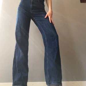 Zara jeans - Högmidjade loose fit jeans från Zara. Bra skick! 