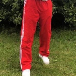 Röda vintage adidas byxor - Skitsnygga röda byxor från adidas i vintage stil. Storlek XL och pösiga i modellen. 