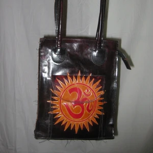 Väska - En mycket snygg väska med Aum-tecknet på. Som man ser på bilden är kanterna lite trådiga, men väskan i sig är i bra skick! Köparen står själv för frakten🌹 /Alva