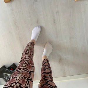Tights/tränings tights  - Köpte dessa byxor för drygt ett år sedan och dom är endast provade. Väldigt fina och sköna och är helt som nya. Dom passar folk med både storlek xs/s. Nypris 400kr