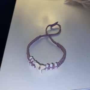 Armband - Ett armband med äkta bebishajtand på, några år gammal men aldrig använd! Väldigt bra skick 