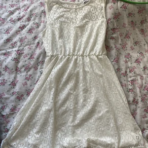 Vit klänning - Vit klänning i storlek 38. Resår i midjan. Använd några timmar under studenten. Som ny