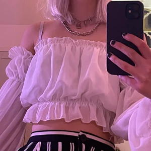 Off-shoulder tröja  - Söt vit off-shoulder tröja perfekt på sommaren, använd ca 3 gånger endast. Gratis frakt ❣️🌷❤️ står ingen storlek men skulle säga xs/s