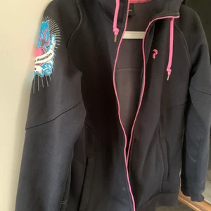 Cool peak performance tröja - Säljer denna fina peak tröjan nu. Verkligen en av mina favoriter då den är super skön. Har inte heller sett någon annan med en liknande tröja alls. Den är helt äkta och inga hål, slitningar eller liknande utan den är som ny och helt felfri. Storlek S