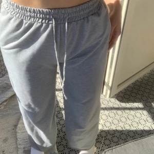 Sweatpants - Säljer dessa jätte fina mjukisbyxorna i grå färg. Långa och breda byxor som når ner till marken på mig som är 168.💗💗 vet inte vart dom är ifrån då det inte var jag som köpte dom. Endast använda några gånger så i väldigt fint skick.😁