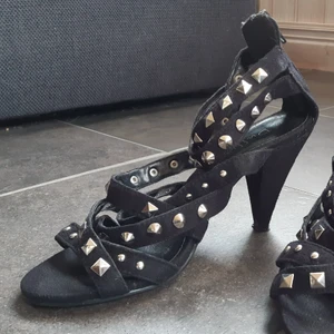 Högklackat med nitar - Svarta högklackade skor med nitar. Använda men i fint skick. Storlek 36.