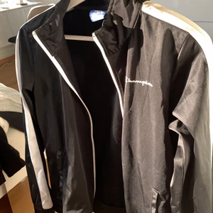 Champion tröja - Köpte denna fina champion tröjan på JD sports i Köpenhamn. Den är så fin men kommer tyvärr inte till användning. Nypris var ca 800kr och man fick tillhörande byxor i samma material och storlek. Du kan även få med de om du skriver det i chatten. Om du är intresserad skicka pm💕 
