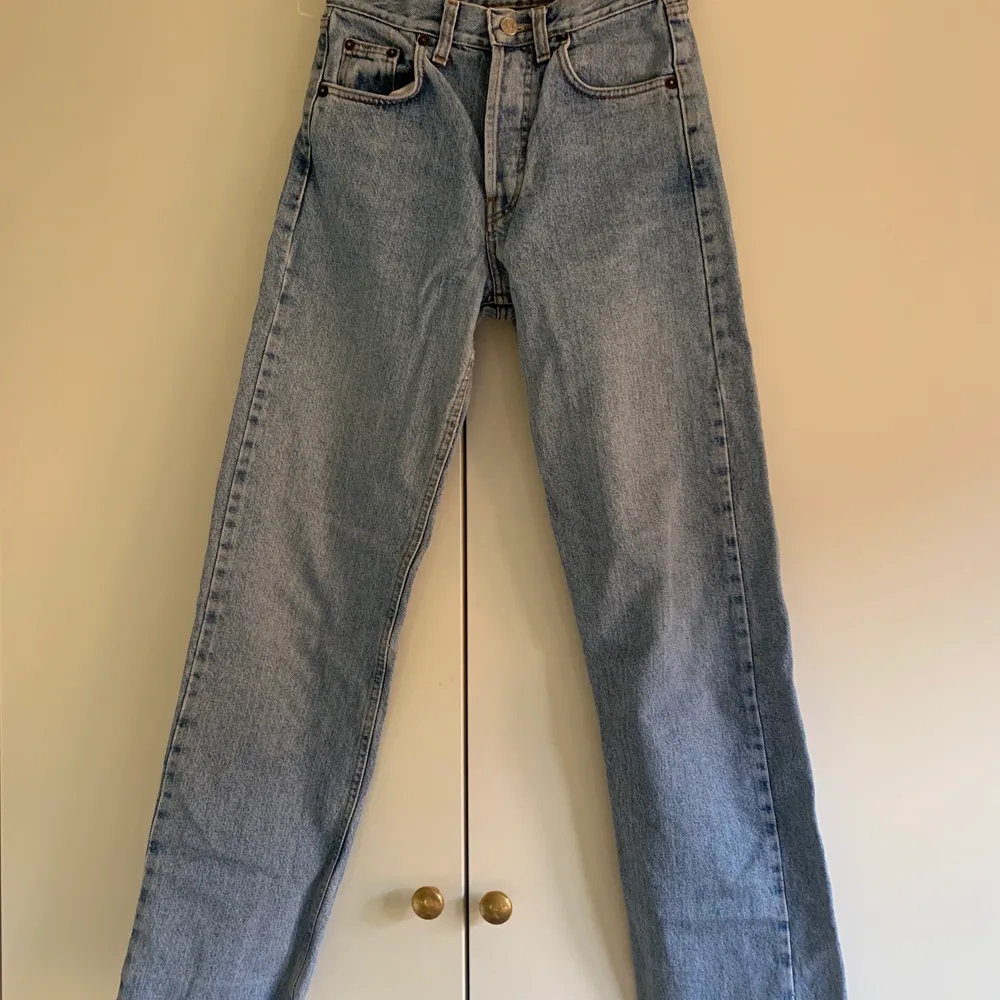 Så snygga jeans från rifle! Ljusa och perfekt till sommaren, säljes pga behöver pengar💔 dom är raka och midwaist, storlek s men passar både xs-m beroende på vilken fit man vill ha! . Jeans & Byxor.