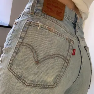 Så fina och somriga Levis jeans, i modellen wedgie straight! Str 24 och lite kortare vilket är perfekt till varmare tider❤️ säljer pga för små! Midwaist! 