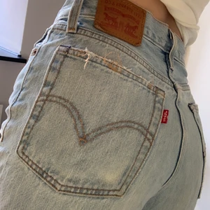 LEVIS brallor - Så fina och somriga Levis jeans, i modellen wedgie straight! Str 24 och lite kortare vilket är perfekt till varmare tider❤️ säljer pga för små! Midwaist! 