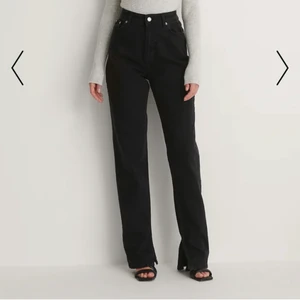 NAKD - jeans med slits - Svarta jeans med slits från NAKD, använd 2 gånger. Väldigt bra skick. Köparen står för frakten, 66kr 