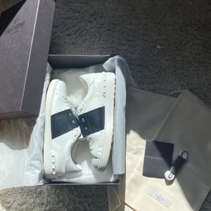 Valentino open sneakers  - Valentino open sneakers (passar både killar och tjejer) -Storlek 41 -Skick 8-9/10 -Box, dustbag och extra laces följer med  Pris 2900kr.  ‼️Om annonsen är kvar så finns skorna kvar‼️