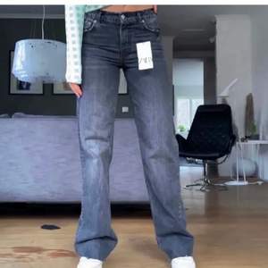 Nu säljer jag ett par gråa zara jeans som är helt slutsålda och väldigt populära! 💞 Dem är i bra skick och passar både 34 och 36. Skulle säga att dem passar nån i längden mellan 160-165