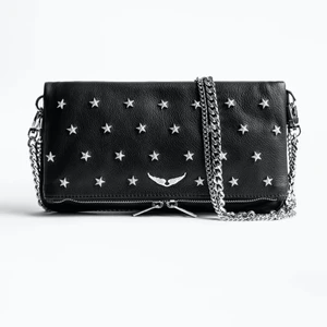 Zadig & Voltaire Rockstud bag - Intressekoll på min Zadig väska som är köpt i New York för 4099kr, världens minsta slitning på ringen men absolut inget man tänker på!! inga skambud tack!!❤️❤️❤️❤️❤️ obss påsen som var med när jag köpte väskan är borta men den e inte så viktig