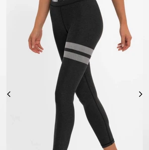 Träningsthights från stronger i storlek S - Stronger thights i storlek S. Helt oanvända, i bra skick. Byxorna är köpta för 699kr 