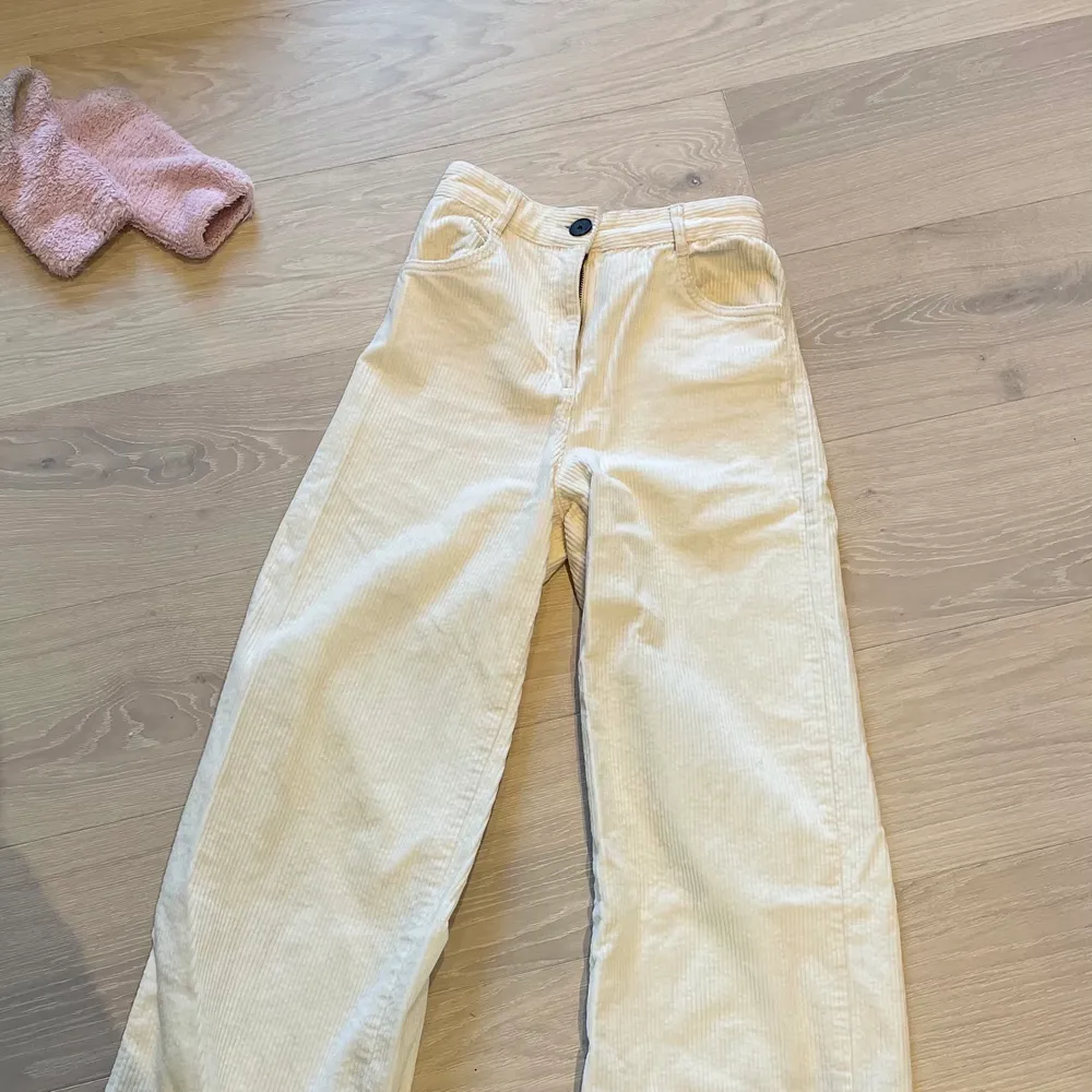 Säljer dessa skitsnygga Manchester byxor i vitt. Perfekta inför sommaren ❣️ Höga i midjan & kortare i benen ❤️ Frakt tillkommer på 63kr, spårbar . Jeans & Byxor.