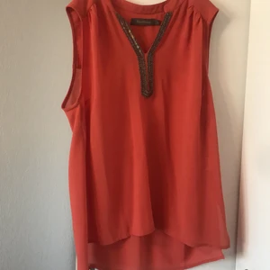 Orange sommarblus - Jättefin somrig blus med detaljer där fram. Bra skick!