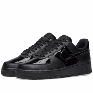 Svarta Nike air force one 1 - Svarta Nike air force 1 med glansiga delar, storlek 39 ✌️ knappt använda. buda fram till måndag 26/4 17.00! Kan posta eller mötas upp!