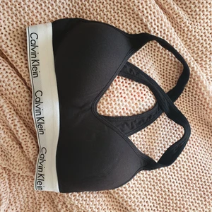 Svart bh - Svart bh från Calvin Klein var banden på ryggen korsas. Som ni kan se på andra bilden finns det en smal liten extra-"kudde" som hjälper ge en lite mer push-up effekt. Utan byglar! Den är endast använd ett fåtal gånger och därför fortfarande i gott skick. Säljes då den satt lite för tight på mig 😪 Köparen står för frakten 😊