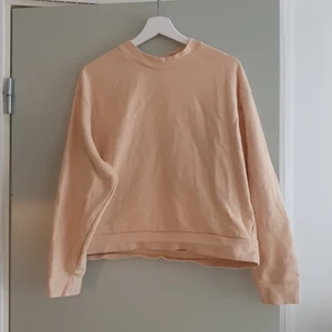 Sweatshirt Weekday S - Oversized sweatshirt från weekday storlek S. Använd men bra skick. Typ orange/peach i färgen.
