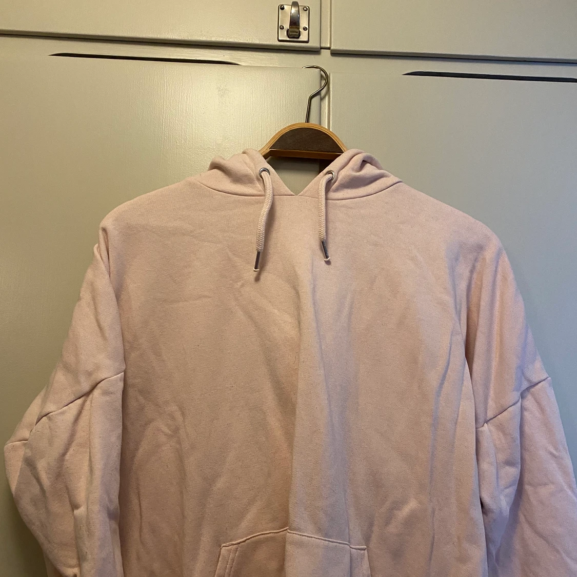 Pastellrosa hoodie från monki - 90