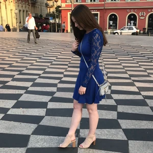 Spetsklänning  - En av mina favorit klänningar som tyvärr blivit för liten!  Super fin spets på ärmarna, ryggen och vid midjan! Öppen rygg! Snyggaste royal blå färgen!