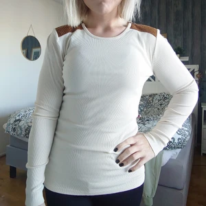 Ralph Lauren tröja - Ralph Lauren beige ribbad tröja med detaljer på axlarna. I strl S. Använd fåtal gånger, näst intill nyskick! Köparen står för frakt, går att skicka billigare men då ej spårbart.