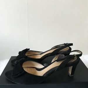 Vintage Hugo Boss klackar - Svarta Hugo Boss klackar med rosett. Sparsamt använda vid festtillfällen. Köpa 10 år sedan för 2500kr. Pris kan diskuteras.