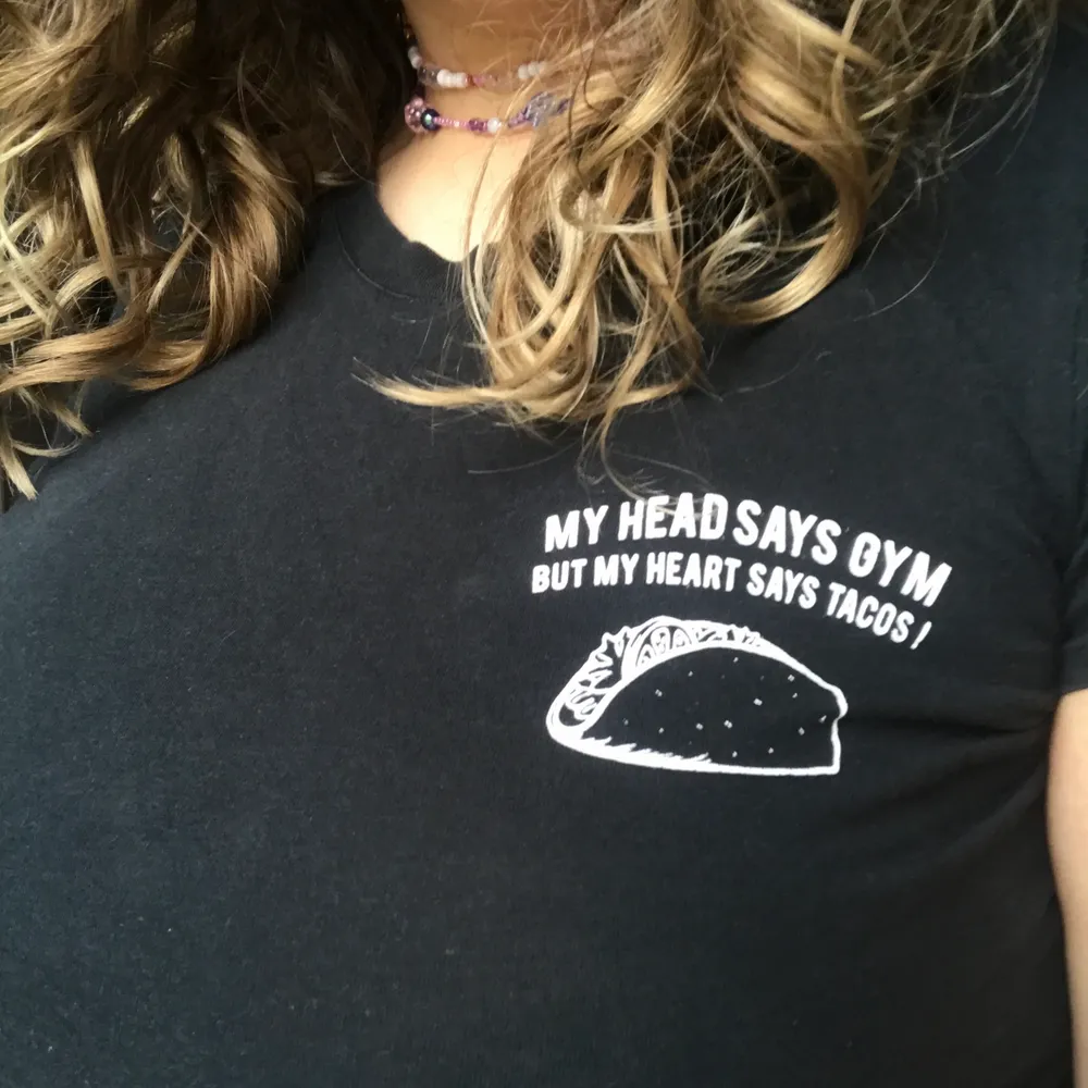 Svart Gina Tricot top med en vit taco detalj på bröstet med text!  Har knappt andvänts! . Toppar.