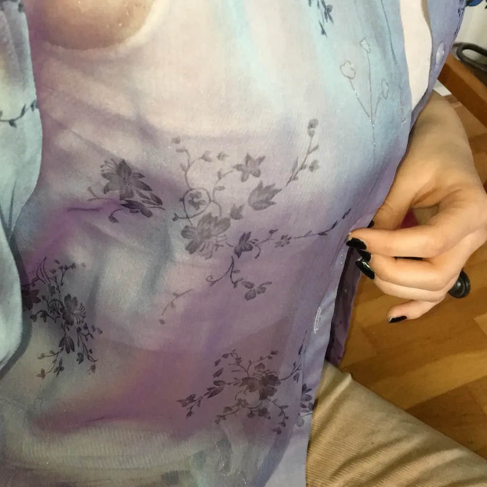 Väldigt unik ljuslila skjorta som skimrar i lila och rosa, med blommor och små glitterdetaljer. Knappt använd 🌸. Skjortor.